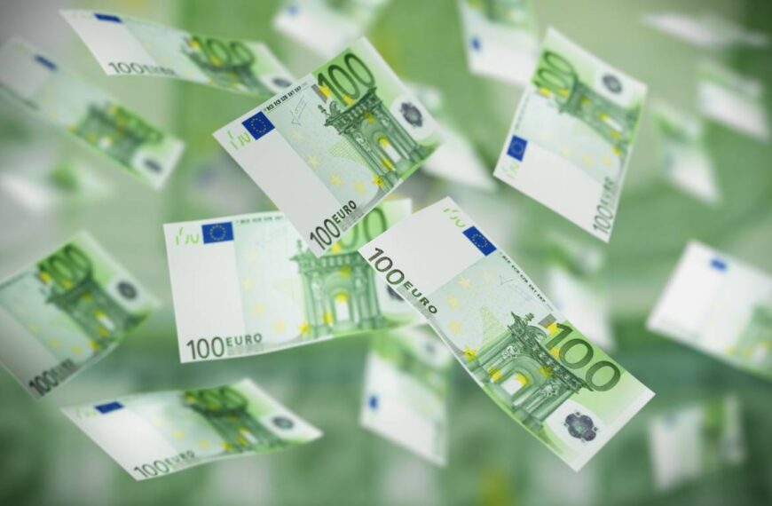 Flying Banknotes 100 Euro